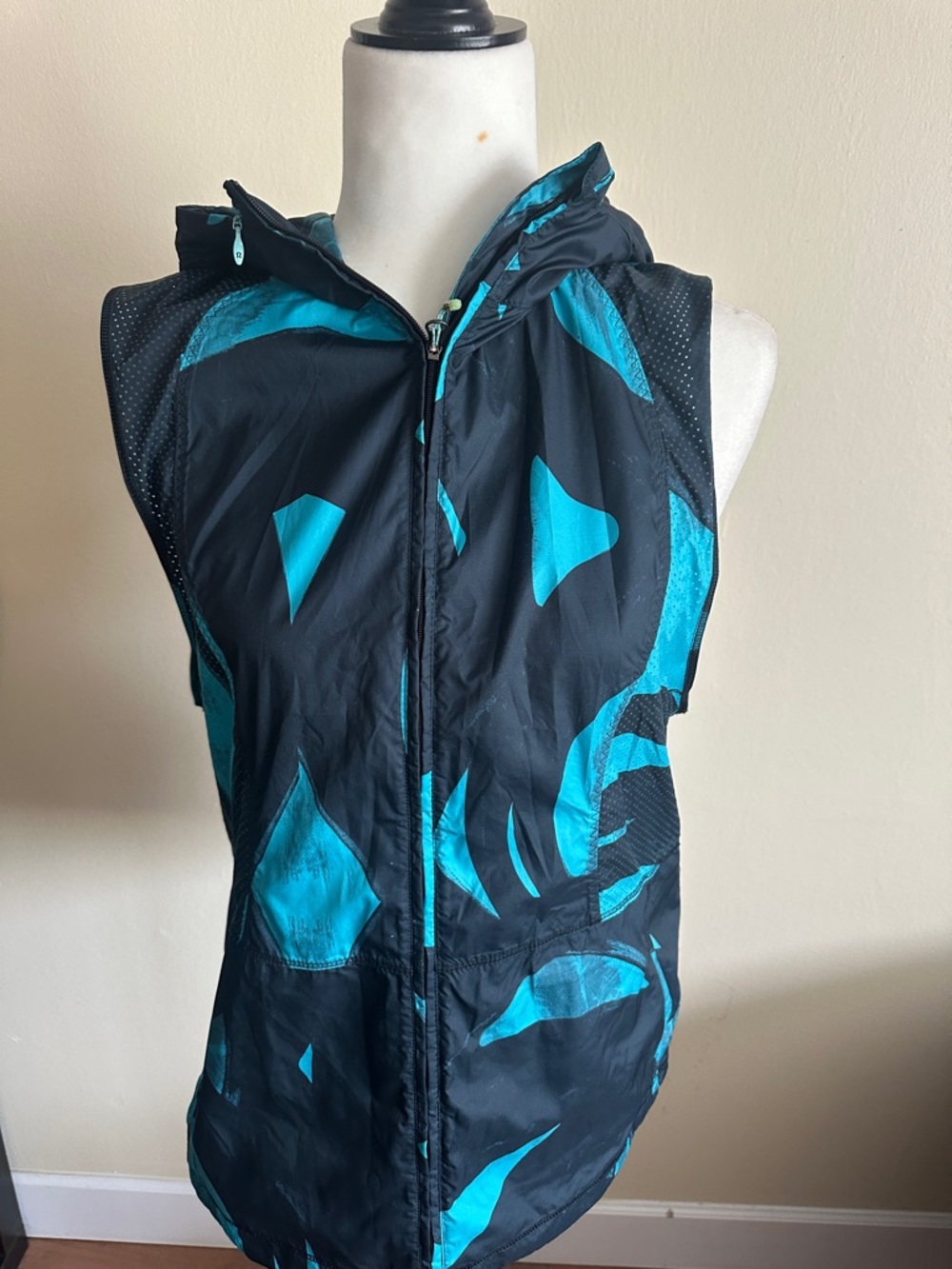 lululemon athletica Women’s Sleeveless Swim Hooded Vest - Black & Teal